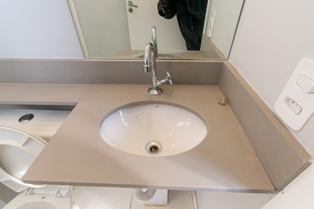 Banheiro de kitnet/studio para alugar com 1 quarto, 20m² em Vila Ema, São Paulo