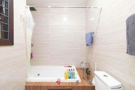 Banheiro do Quarto 2 de casa à venda com 3 quartos, 221m² em Guarujá, Porto Alegre