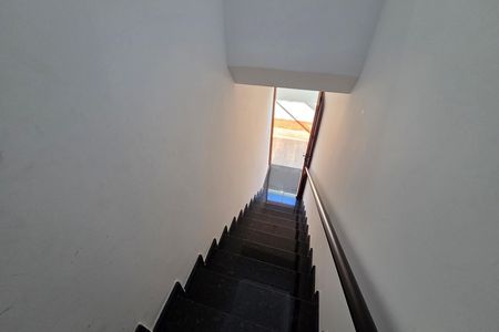 Casa de condomínio para alugar com 52m², 2 quartos e 1 vaga Casa de condomínio para alugar com 52m², 2 quartos e 1 vagaEscada