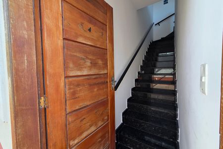 Casa de condomínio para alugar com 52m², 2 quartos e 1 vaga Casa de condomínio para alugar com 52m², 2 quartos e 1 vagaEscada