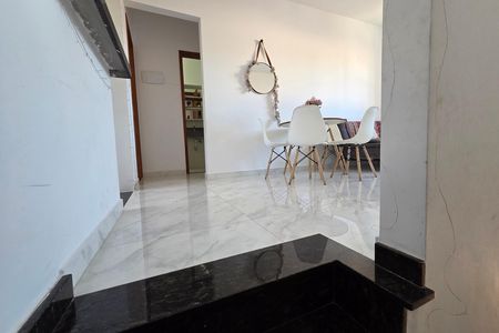 Casa de condomínio para alugar com 52m², 2 quartos e 1 vaga Casa de condomínio para alugar com 52m², 2 quartos e 1 vagaEscada