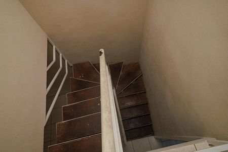 Casa de condomínio para alugar com 104m², 2 quartos e 2 vagas Casa de condomínio para alugar com 104m², 2 quartos e 2 vagasEscada