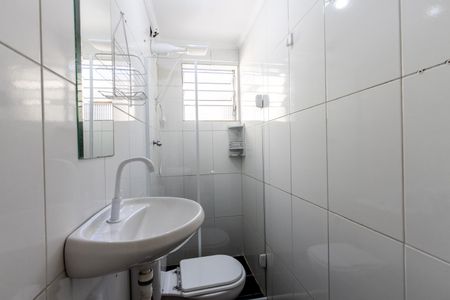 Banheiro de casa para alugar com 1 quarto, 45m² em Vila Romana, São Paulo