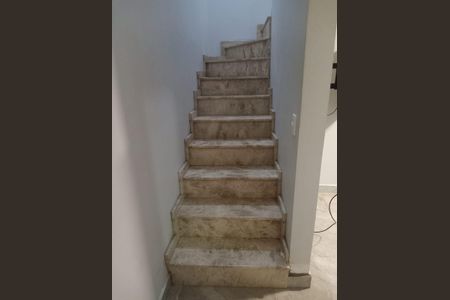 Casa à venda com 125m², 6 quartos e 2 vagas Casa à venda com 125m², 6 quartos e 2 vagasEscada