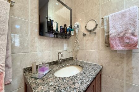 Banheiro da Suíte de casa à venda com 3 quartos, 180m² em Parque das Colinas, Valinhos
