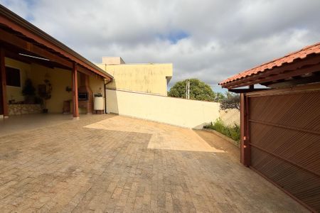 Quintal de casa à venda com 3 quartos, 180m² em Parque das Colinas, Valinhos