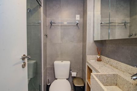 Banheiro de kitnet/studio para alugar com 1 quarto, 27m² em Mont’serrat, Porto Alegre