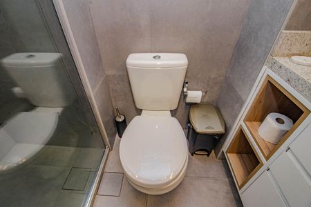 Banheiro de kitnet/studio para alugar com 1 quarto, 27m² em Mont’serrat, Porto Alegre