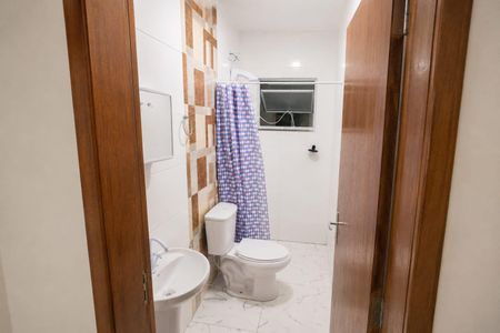 Banheiro de kitnet/studio para alugar com 1 quarto, 40m² em Serraria, São José