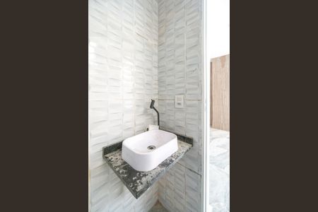 Banheiro de casa de condomínio para alugar com 1 quarto, 40m² em Vila Carrão, São Paulo