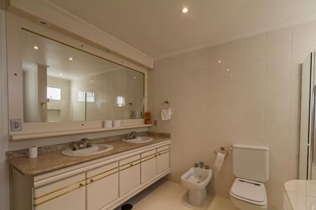 Apartamento à venda com 350m², 4 quartos e 3 vagasBanheiro da Suíte 2