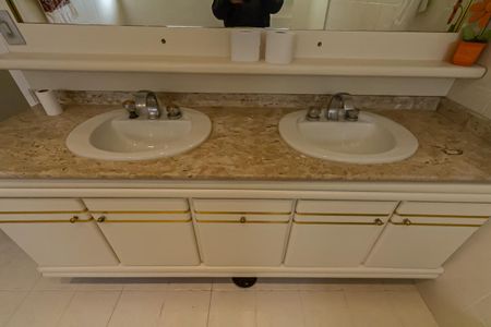 Apartamento à venda com 350m², 4 quartos e 3 vagasBanheiro da Suíte 2