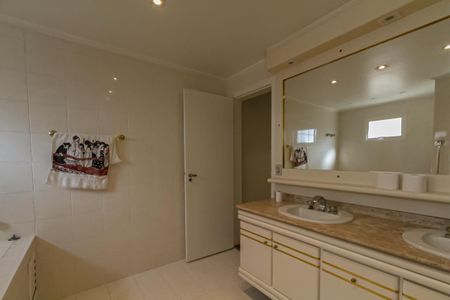 Apartamento à venda com 350m², 4 quartos e 3 vagasBanheiro da Suíte 2