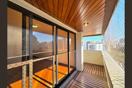 Apartamento para alugar com 180m², 4 quartos e 3 vagas Apartamento para alugar com 180m², 4 quartos e 3 vagasVaranda