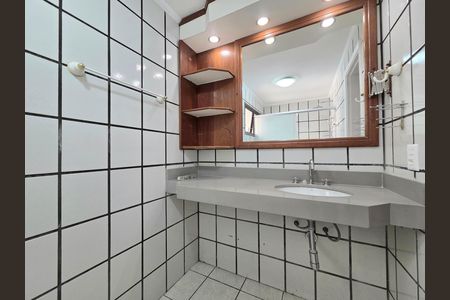 Apartamento para alugar com 180m², 4 quartos e 3 vagas Apartamento para alugar com 180m², 4 quartos e 3 vagasBanheiro da Suíte 1
