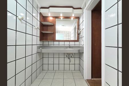 Apartamento para alugar com 180m², 4 quartos e 3 vagas Apartamento para alugar com 180m², 4 quartos e 3 vagasBanheiro da Suíte 1