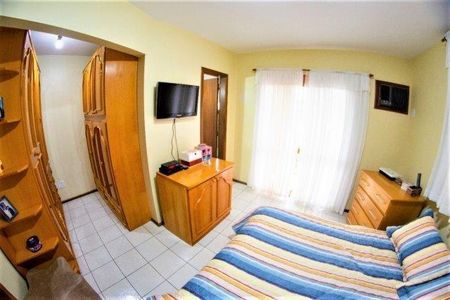 Casa à venda com 3 quartos, 220m² em Espírito Santo, Porto Alegre