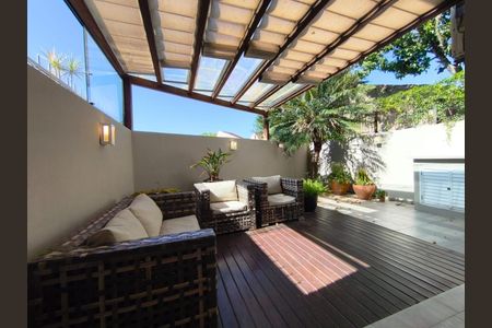 Casa à venda com 209m², 3 quartos e 2 vagas