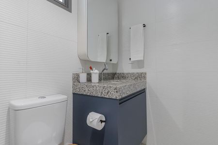 Banheiro de kitnet/studio para alugar com 1 quarto, 39m² em Vila Nova Conceição, São Paulo