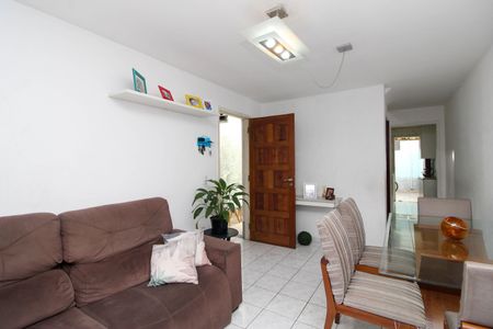 Casa à venda com 76m², 2 quartos e 2 vagas Casa à venda com 76m², 2 quartos e 2 vagasSala