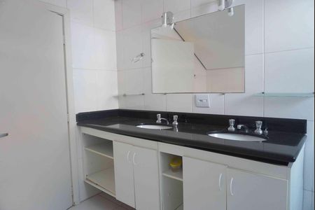 Casa de condomínio para alugar com 360m², 2 quartos e 3 vagasBanheiro da Suíte 2