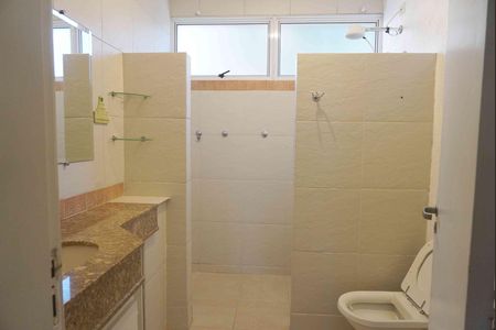 Casa de condomínio para alugar com 360m², 2 quartos e 3 vagasBanheiro da Suíte 1