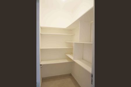 Despensa de casa de condomínio para alugar com 2 quartos, 360m² em Morada dos Pássaros, Barueri