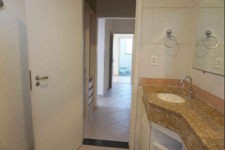 Casa de condomínio para alugar com 360m², 2 quartos e 3 vagasBanheiro da Suíte 1