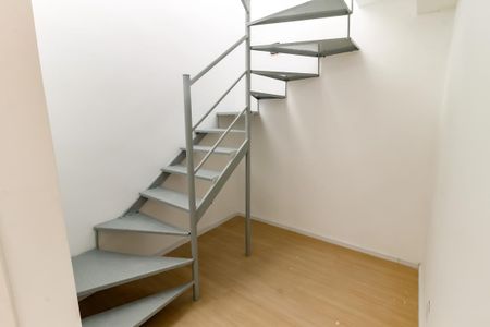 Apartamento para alugar com 64m², 1 quarto e sem vaga Apartamento para alugar com 64m², 1 quarto e sem vagaEscada acesso cobertura