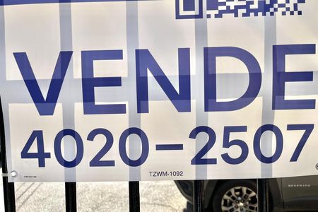 Plaquinha instalada de casa à venda com 3 quartos, 137m² em Vila do Encontro, São Paulo