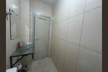 Banheiro de apartamento para alugar com 1 quarto, 45m² em Centro, São Vicente
