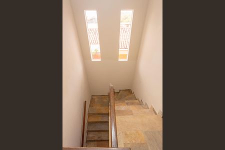 Casa para alugar com 270m², 4 quartos e 4 vagasEscada