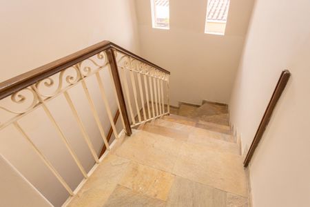 Casa para alugar com 270m², 4 quartos e 4 vagasEscada