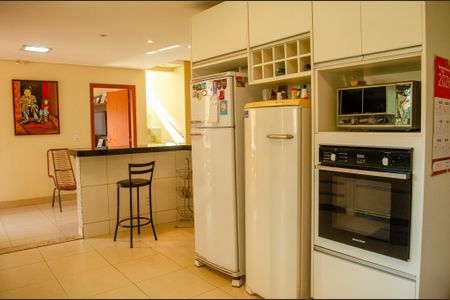 Casa à venda com 630m², 7 quartos e 8 vagas Casa à venda com 630m², 7 quartos e 8 vagasCozinha