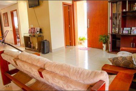 Sala de casa à venda com 7 quartos, 630m² em Osvaldo Rosa, Goiânia