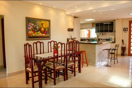 Casa à venda com 630m², 7 quartos e 8 vagas Casa à venda com 630m², 7 quartos e 8 vagasSala de Jantar
