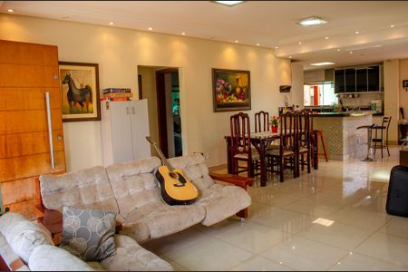 Casa à venda com 630m², 7 quartos e 8 vagas Casa à venda com 630m², 7 quartos e 8 vagasSala
