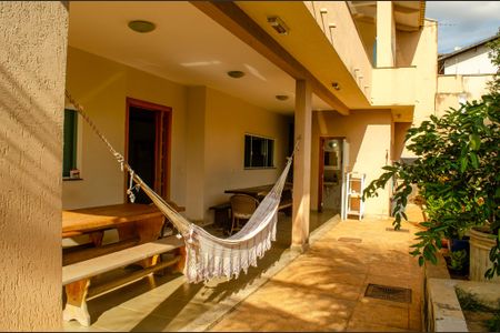Casa à venda com 630m², 7 quartos e 8 vagas Casa à venda com 630m², 7 quartos e 8 vagasVaranda
