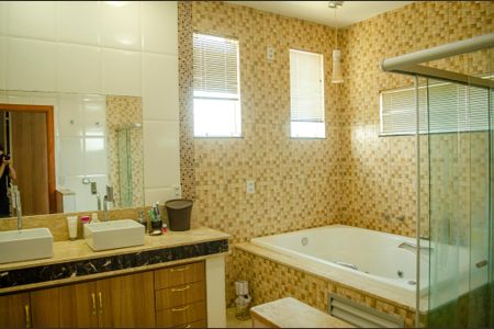 Casa à venda com 630m², 7 quartos e 8 vagas Casa à venda com 630m², 7 quartos e 8 vagasBanheiro da Suíte 4