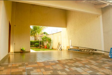 Garagem de casa à venda com 7 quartos, 630m² em Osvaldo Rosa, Goiânia