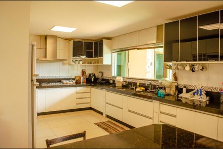 Casa à venda com 630m², 7 quartos e 8 vagas Casa à venda com 630m², 7 quartos e 8 vagasCozinha