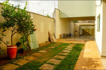 Garagem de casa à venda com 7 quartos, 630m² em Osvaldo Rosa, Goiânia
