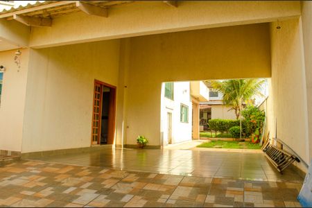 Casa à venda com 630m², 7 quartos e 8 vagas Casa à venda com 630m², 7 quartos e 8 vagasGaragem