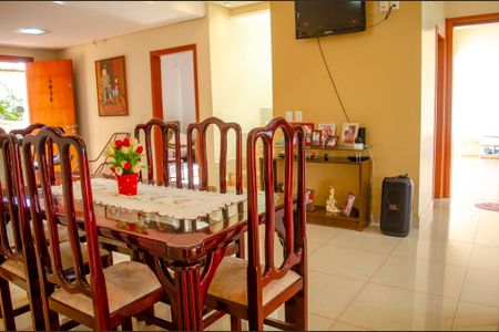 Casa à venda com 630m², 7 quartos e 8 vagas Casa à venda com 630m², 7 quartos e 8 vagasSala de Jantar