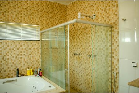 Banheiro da Suíte 4 de casa à venda com 7 quartos, 630m² em Osvaldo Rosa, Goiânia