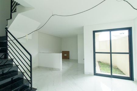 Casa à venda com 108m², 3 quartos e 2 vagas Casa à venda com 108m², 3 quartos e 2 vagasSala