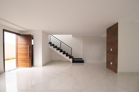 Sala de casa de condomínio à venda com 3 quartos, 139m² em Uberaba, Curitiba