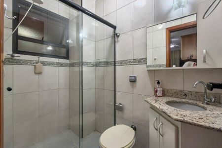 Banheiro da Suíte de apartamento para alugar com 2 quartos, 75m² em Vila Tupi, Praia Grande