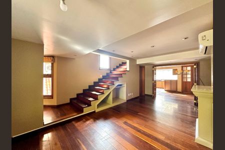 Casa de condomínio à venda com 206m², 4 quartos e 2 vagas