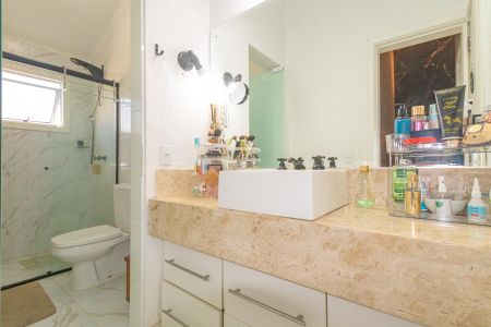 Banheiro social de casa de condomínio à venda com 3 quartos, 89m² em Rio Branco, Canoas